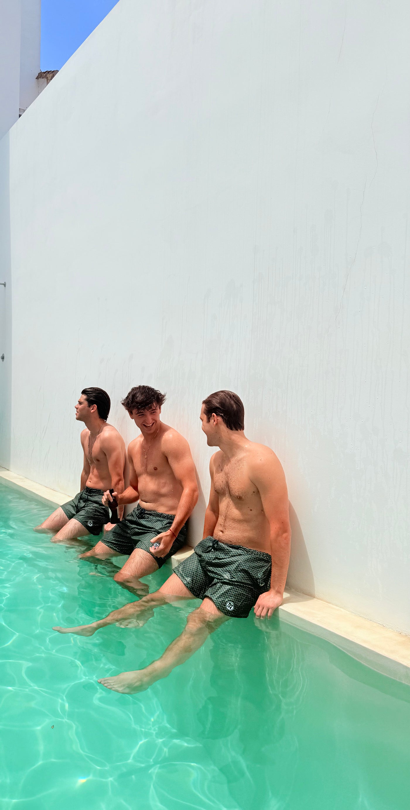 Amigos de Tresmicos disfrutando del verano con sus bañadores